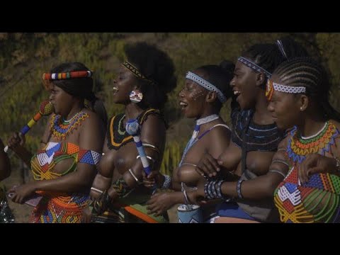 Enjoy african culture with these African women, showcase of African traditions