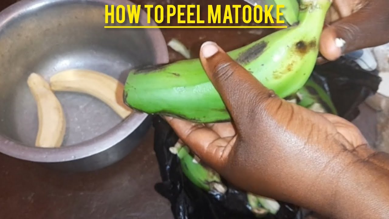 How to Peel Matooke || Easy way of Peeling African food – Matooke